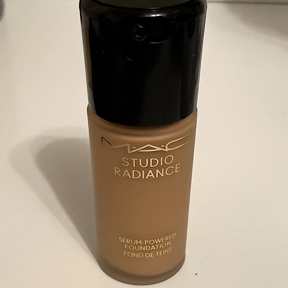 MAC Studio Radiance Serum Powdered Foundation C4.5 - Picture 4 of 4